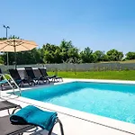 Amazing Home In Nedescina