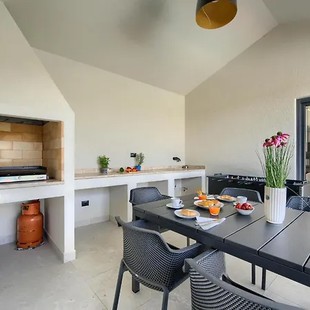 3 Bedroom Cozy In Hébergement de vacances Nedeščina