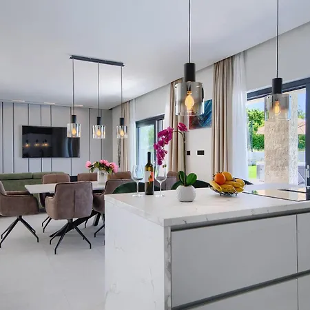 Amazing Home In Nedescina