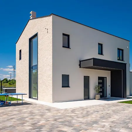 Amazing Home In Nedescina Nedeščina
