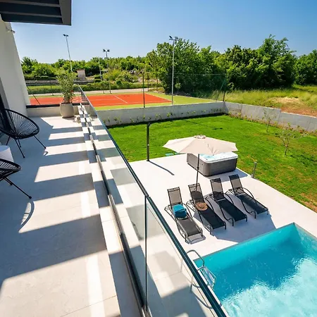 3 Bedroom Cozy In Hébergement de vacances Nedeščina
